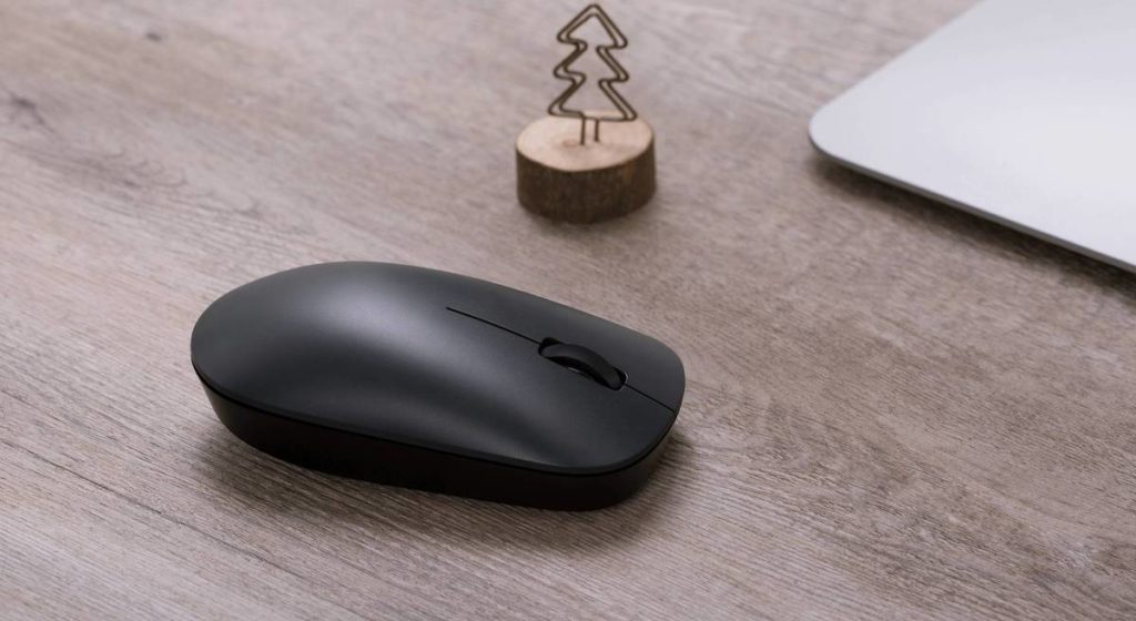 Xiaomi Wireless Mouse Lite, masada, sağ yan üstten çekim