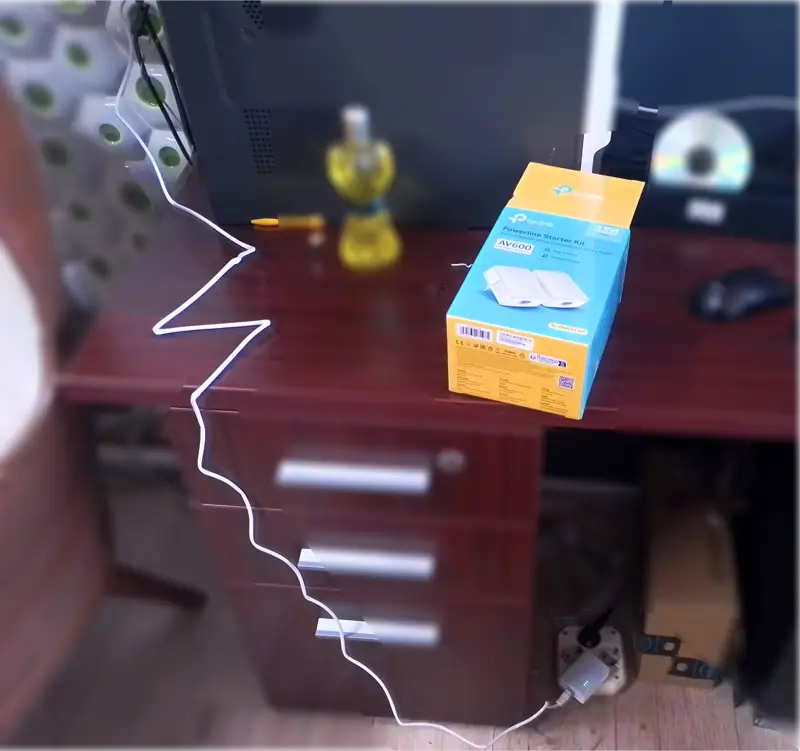 TP-link powerline elektrik ile internet paylaşımı 3 TP link powerline elektrik internet paylasimi masada
