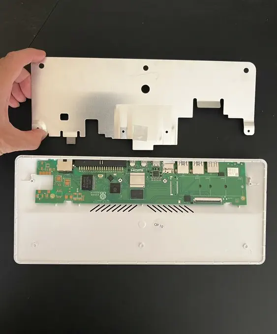 Raspberry Pi 500+ masaüstü taşınabilir bilgisayar 20 Raspberry Pi 500+(iç kısım ve anakart)